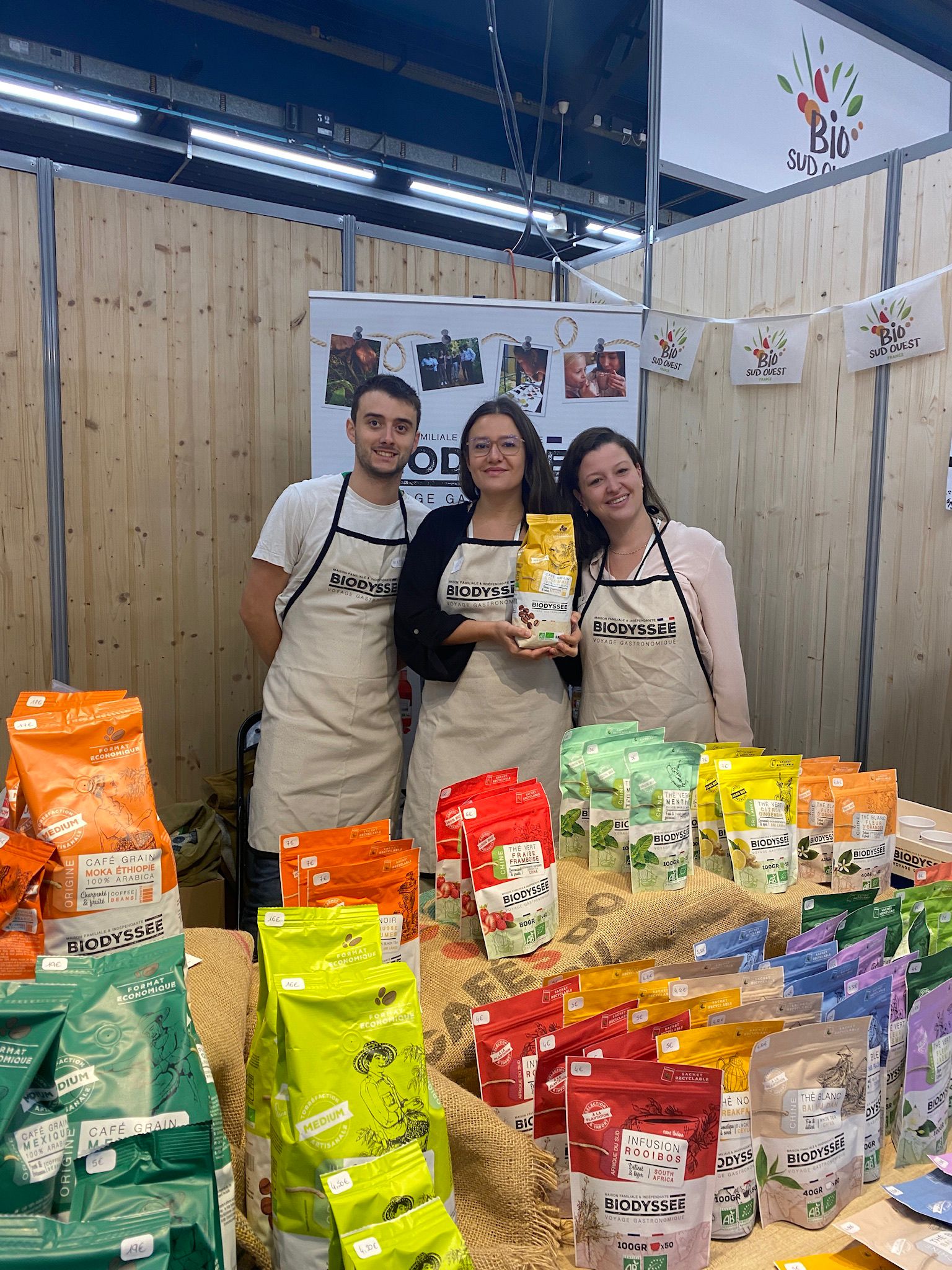 Biodyssée De la Terre à la Tasse Stand